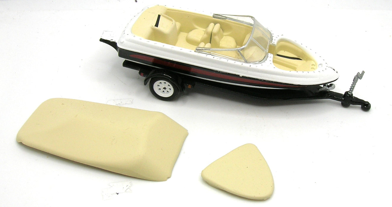 1/64 GREENLIGHT TOYS BOAT WITH TRAILER AND COVER NEW NO BOX